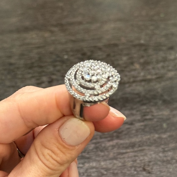 SERENA WILLIAMS SILVER TONE & CUBIC ZIRONCIA SWIRL RING! - Picture 3 of 4